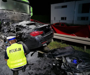 Zderzenie BMW z ciężarówką pod Wrześnią! Nie żyje jedna osoba [ZDJECIA]