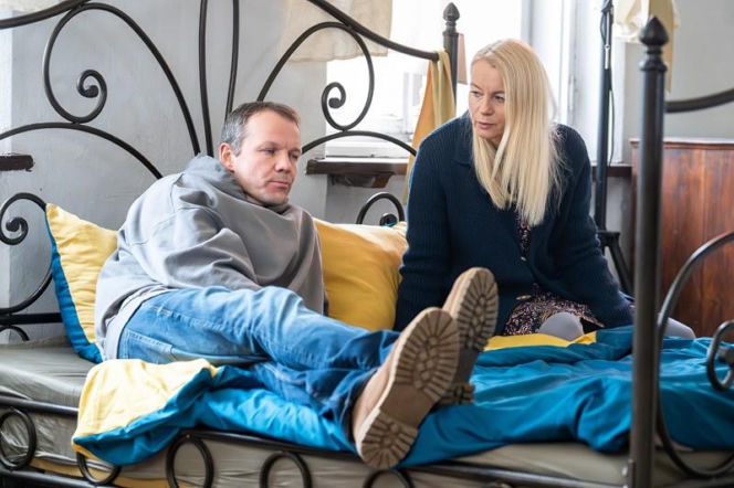 Pierwsza miłość, odcinek 4147. Emilka (Anna Ilczuk), psychol Mateusz (Lesław Żurek)