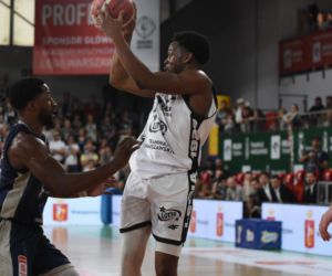 Legia Warszawa musiała uznać wyższość Dzików w derbowym starciu na Bemowie