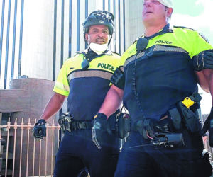 Bezbronna policja ucieka z NYC