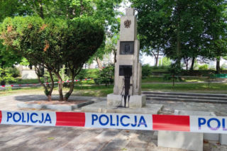 Dlaczego oblał CZARNĄ farbą pomnik? Policja ZATRZYMAŁA wandala z Dąbrowy Tarnowskiej