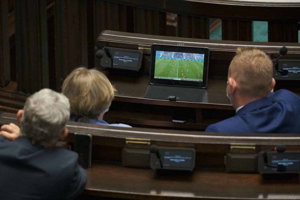 Podczas posiedzenia Sejmu posłowie oglądali mecz Polska - Szwecja