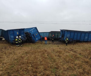 Zderzenie TIR-a z pociągiem! Wykoleiło się 8 wagonów, nie żyje kierowca TIR-a