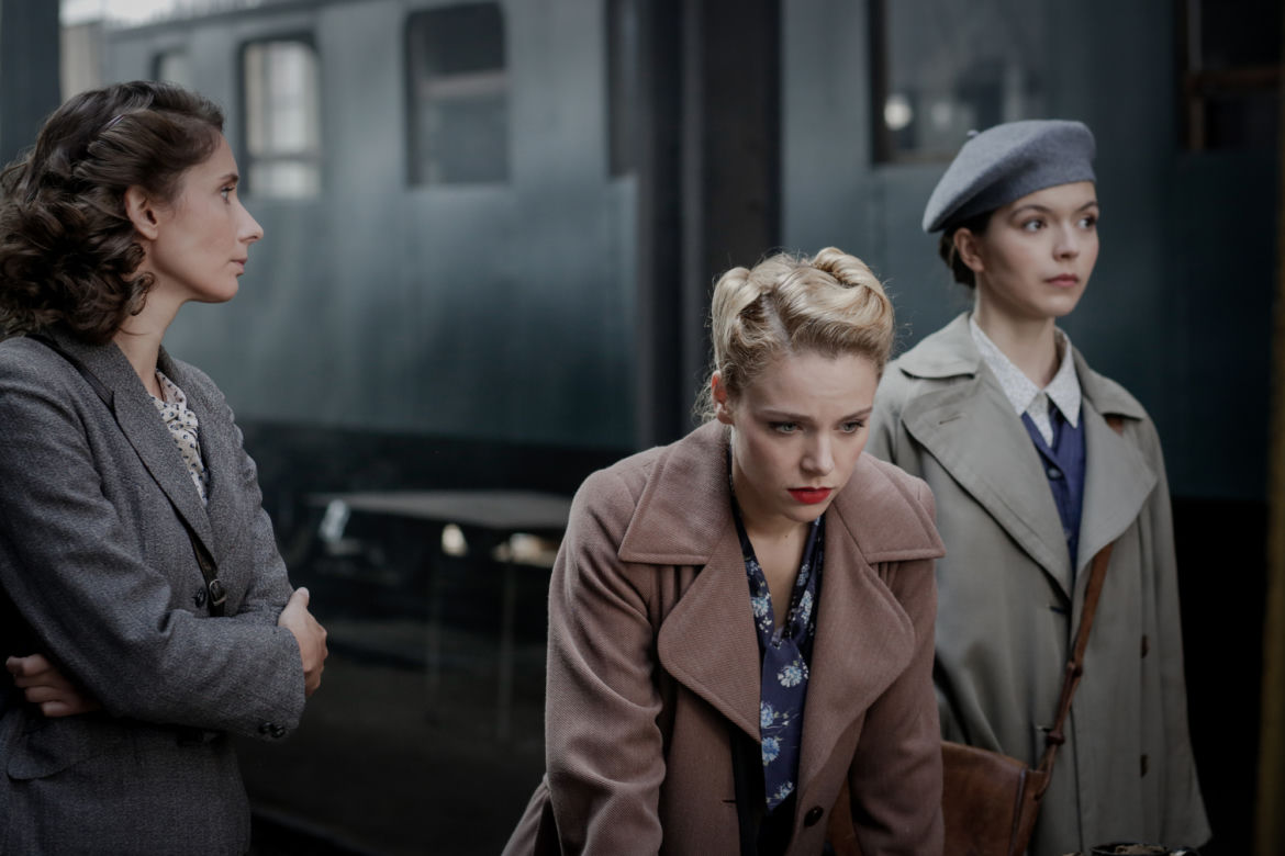 Wojenne dziewczyny 4 odc. 44. Marysia (Aleksandra Pisula), Ewa (Vanessa Aleksander), Nitka (Maja Szopa)