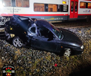 Auto zawisło na torach! Chwile grozy koło Opalenicy