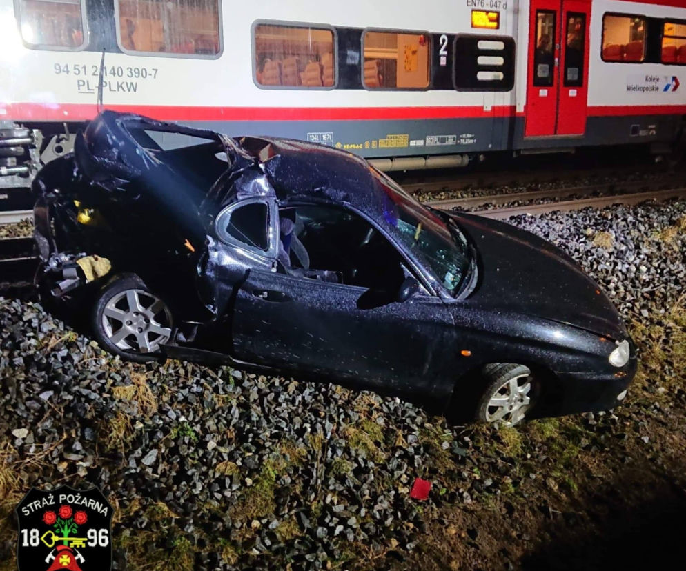 Auto zawisło na torach! Chwile grozy koło Opalenicy