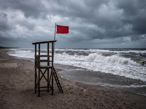 Sinice Mielno. Czy w Mielnie można się kąpać 17.08? Flaga, warunki pogodowe