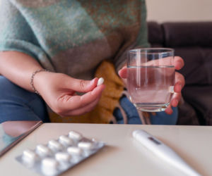 Bierzesz kolejną tabletkę, bo ból nie mija? Lekarze ostrzegają: możesz uszkodzić wątrobę i żołądek