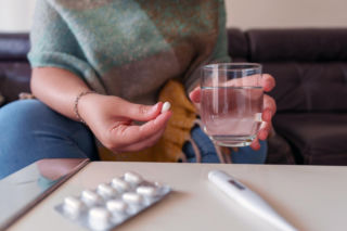 Bierzesz kolejną tabletkę, bo ból nie mija? Lekarze ostrzegają: możesz uszkodzić wątrobę i żołądek