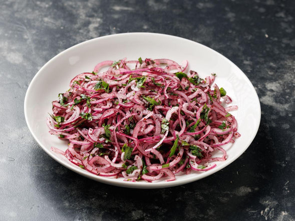 Ta tania surówka to ciekawy dodatek do każdego obiadu. Składniki scala przyjemnie ostry sos 