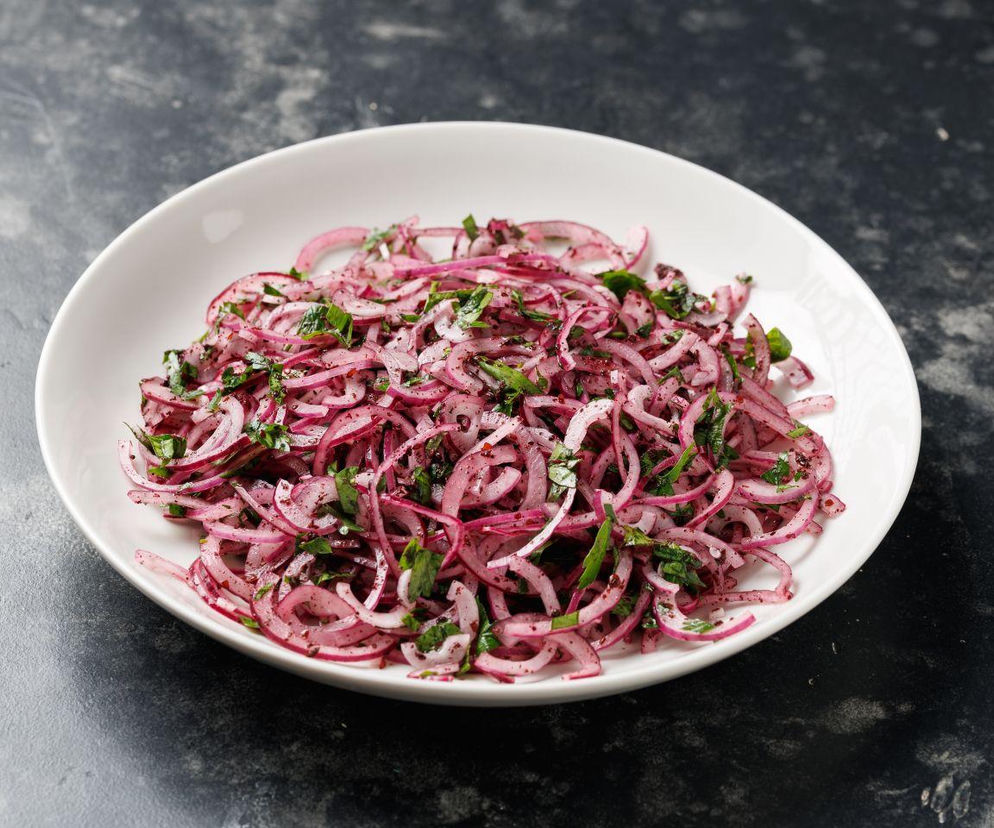 Ta tania surówka to ciekawy dodatek do każdego obiadu. Składniki scala przyjemnie ostry sos 