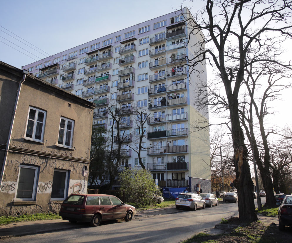 Łódź: Półtoraroczna dziewczynka wypadła z okna wieżowca. Ojciec był wtedy w kuchni
