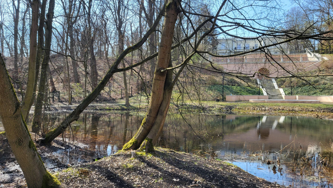 Stołeczna uczelnia może pochwalić się bajkowym ogrodem. Już niedługo będzie dostępny dla wszystkich 