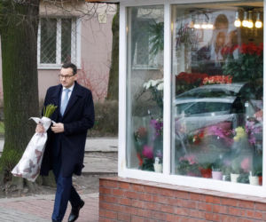 Premier kupił kwiaty a Kamiński bieliznę