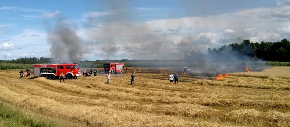 Bolesty. Żniwa w pełni, a kombajn stanął w ogniu! Dramat rolników z podlaskiego
