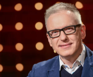 Mariusz Szczygieł pokazał stolik z prezerwatywami