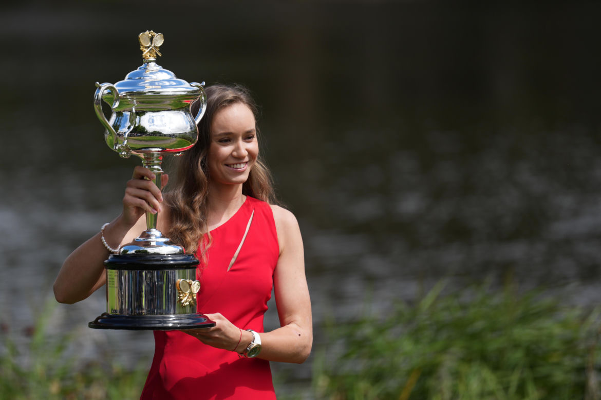 Jelena Rybakina, sesja z pucharem mistrzyni Australian Open