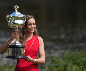 Jelena Rybakina, sesja z pucharem mistrzyni Australian Open