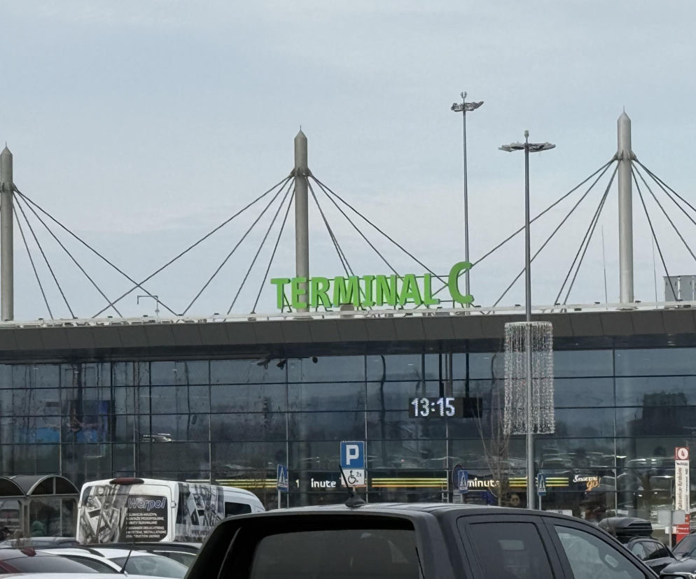 Terminal C lotniska w Pyrzowicach z zielonym napisem na dachu. O planowanej rozbudowie przeczytasz w serwisie Architektura.