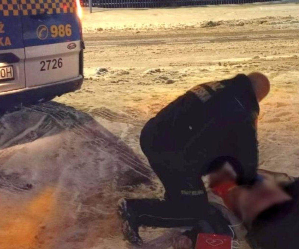 Miał tylko 26 stopni i zwisał bezwładnie ze skrzyni! Prawie zamarzł na śmierć. Bez oddechu ani pulsu