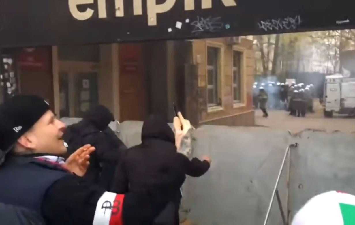 Oni zaatakowali policjantów. Nie popuszczą, aż ich złapią 