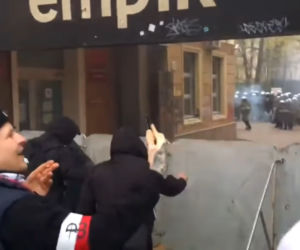 Oni zaatakowali policjantów. Nie popuszczą, aż ich złapią 