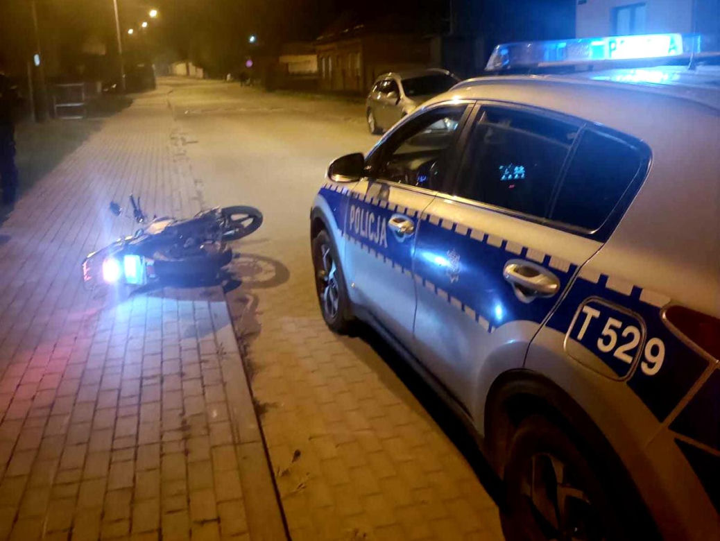 Pościg za motocyklistą w Suszu. Bez prawa jazdy, zasłoniętymi tablicami