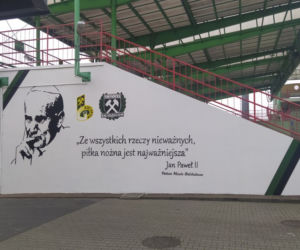 Mural w obronie Jana Pawła II na stadionie GKS Bełchatów. Lewicowe środowiska próbują Go mieszać z błotem 