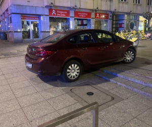 Nocny rajd po katowickim Rynku. Kobieta wjechała autem na schody