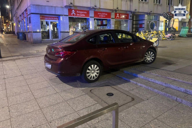 Nocny rajd po katowickim Rynku. Kobieta wjechała autem na schody