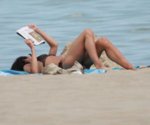 Marta Kaczyńska z mężem na plaży