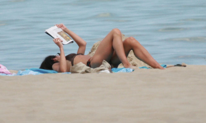Marta Kaczyńska z mężem na plaży