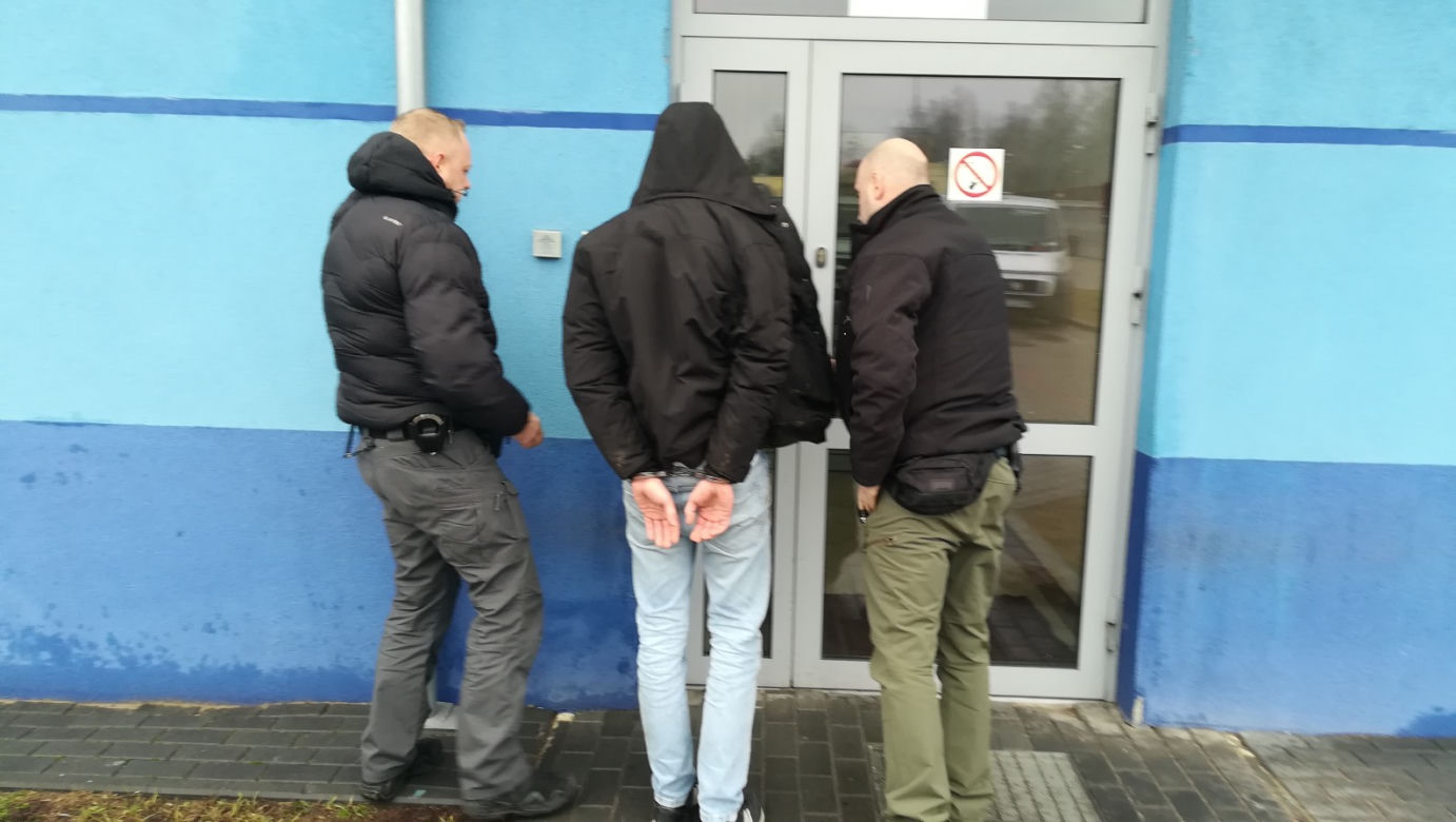 Kradli luksusowe auta m.in. w Płocku! Policja zrobiła nalot na ich "dziuplę"! [ZDJĘCIA]