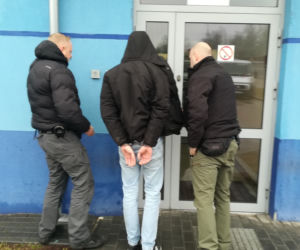 Kradli luksusowe auta m.in. w Płocku! Policja zrobiła nalot na ich dziuplę! [ZDJĘCIA]