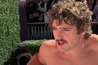 Benson Boone zrzucił koszulkę i wskoczył do wanny z... puszkami. Takie sceny w Los Angeles