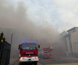 Gigantyczny pożar w centrum Chorzowa. Nad miastem unoszą się kłęby czarnego dymu