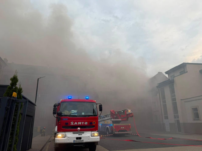 Gigantyczny pożar w centrum Chorzowa. Nad miastem unoszą się kłęby czarnego dymu