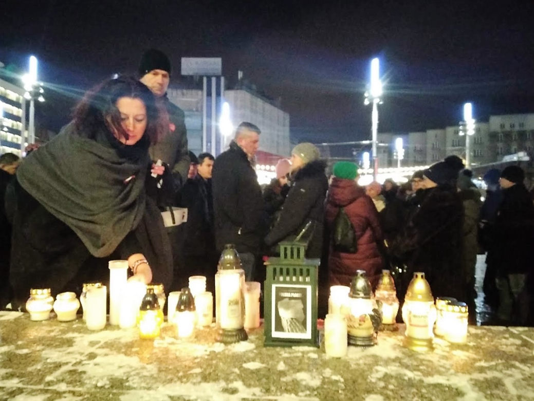 Katowiczanie solidarni z Gdańskiem. Milczący protest przeciwko przemocy przed Teatrem Śląskim [ZDJĘCIA, AUDIO]