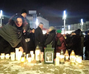Katowiczanie solidarni z Gdańskiem. Milczący protest przeciwko przemocy przed Teatrem Śląskim [ZDJĘCIA, AUDIO]