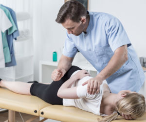 Fizjoterapeuta, masażysta, ortopeda, terapeuta ruchowy - czym różnią się te zawody?