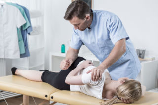 Fizjoterapeuta, masażysta, ortopeda, terapeuta ruchowy - czym różnią się te zawody?