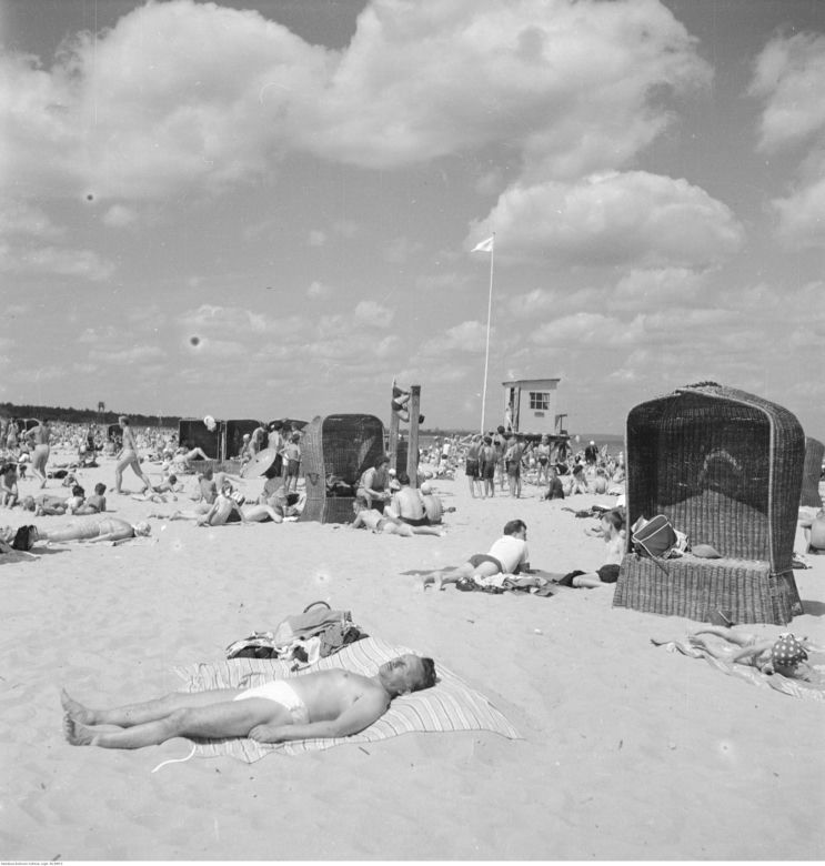 Plaża nad Bałtykiem w latach 50. XX wieku