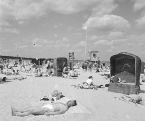 Plaża nad Bałtykiem w latach 50. XX wieku