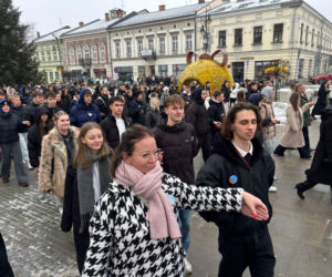 Polonez maturzystów na Rynku w Nowym Sączu