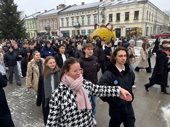 Polonez maturzystów na Rynku w Nowym Sączu