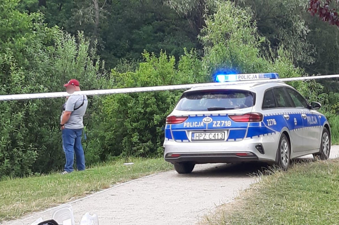 Służby wyłowiły ze stawów Hosera martwego mężczyznę 