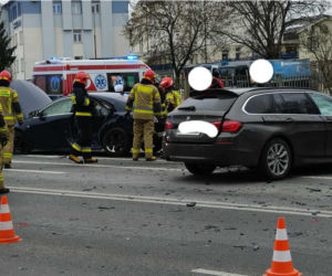 Zderzenie dwóch samochodów w Tarnowie. Trzy osoby poszkodowane, duże utrudnienia w ruchu