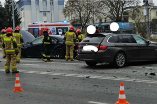 Zderzenie dwóch samochodów w Tarnowie. Trzy osoby poszkodowane, duże utrudnienia w ruchu