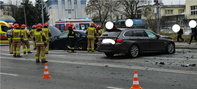 Zderzenie dwóch samochodów w Tarnowie. Trzy osoby poszkodowane, duże utrudnienia w ruchu