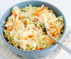 Chińska surówka z białej kapusty jak z restauracji. Sekret tkwi w gorącej zalewie